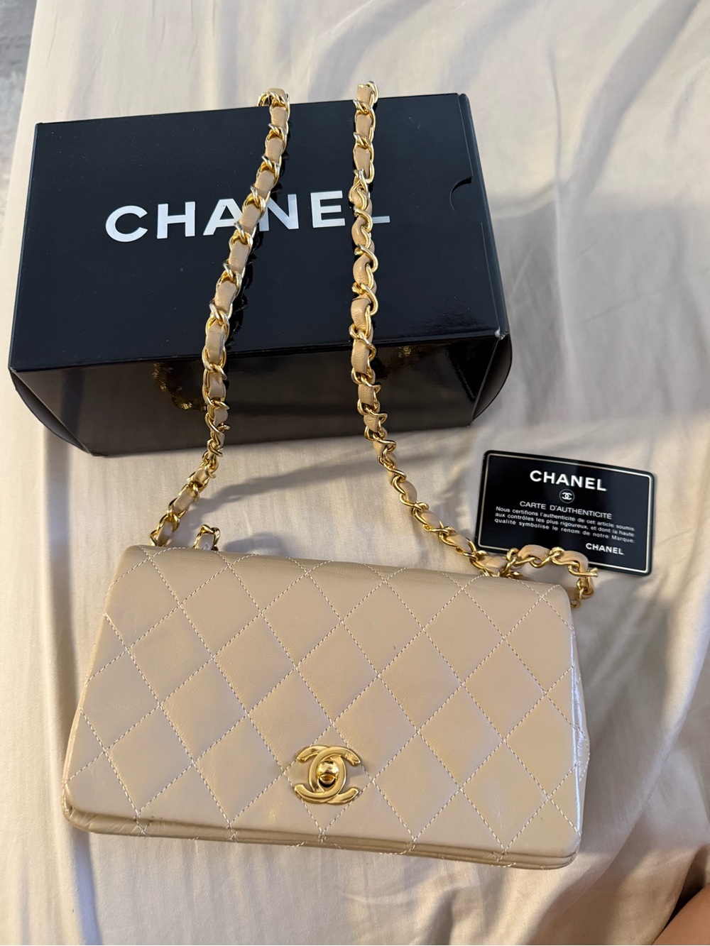 CHANEL Beige Quilted Lambskin Shoulder Bag with Gold Hardware - Picture 4 of 5